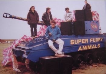 Super Furry Animals - 1996 With their TANK...