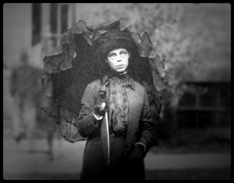 Illustration of Miss Peregrine from the book.